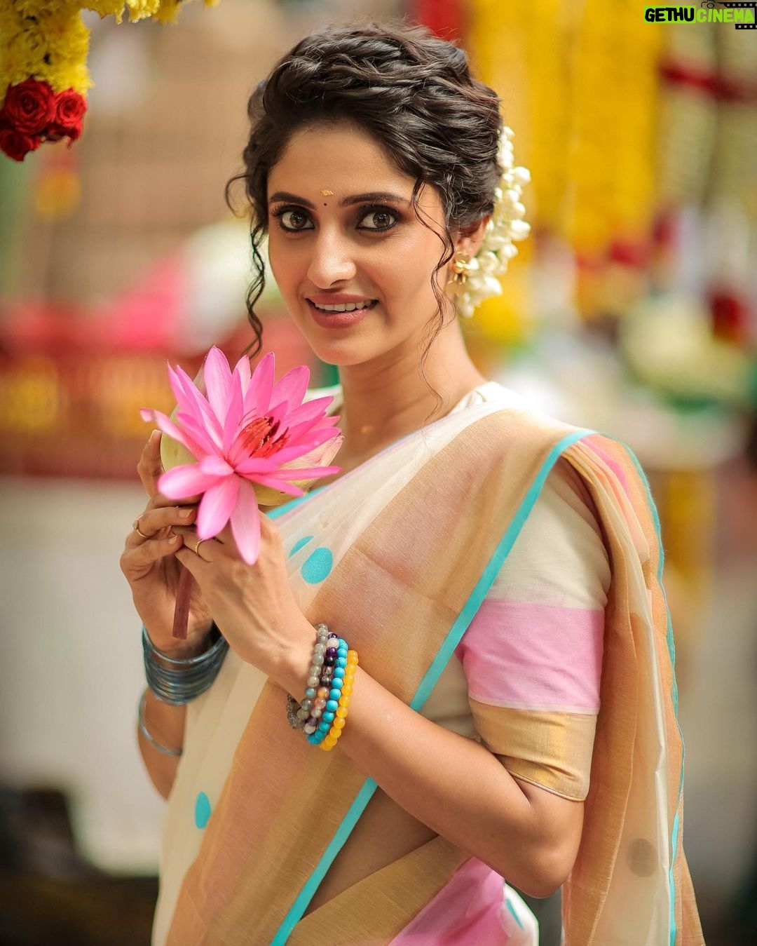 Ayesha Zeenath Instagram - Happy Onam đ¸ . : : Makeup: @makeup_by_kez Hair: @banuhairstylist Blouse: @yaradesigners Saree & Jewellery: @vasahindia Lens: @dhanush__photography Location: @kezmakeupstudioandacademy #onam #festival #kerala #mallu #love