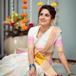 Ayesha Zeenath Instagram - Happy Onam 🌸 : : : Makeup: @makeup_by_kez Hair: @banuhairstylist Blouse: @yaradesigners Saree & Jewellery: @vasahindia Lens: @dhanush__photography Location: @kezmakeupstudioandacademy : ; #onam #kerala #traditional #festival