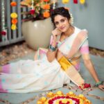 Ayesha Zeenath Instagram - Happy Onam 🌸 : : : Makeup: @makeup_by_kez Hair: @banuhairstylist Blouse: @yaradesigners Saree & Jewellery: @vasahindia Lens: @dhanush__photography Location: @kezmakeupstudioandacademy : ; #onam #kerala #traditional #festival