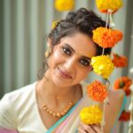 Ayesha Zeenath Instagram - Happy Onam 🌸 : : : Makeup: @makeup_by_kez Hair: @banuhairstylist Blouse: @yaradesigners Saree & Jewellery: @vasahindia Lens: @dhanush__photography Location: @kezmakeupstudioandacademy : ; #onam #kerala #traditional #festival