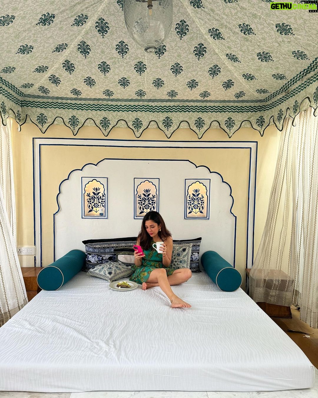 Barkha Singh Instagram - #photodump (and a sneaky #minivlog ) of a wonderful weekend mommy and I spent together at @theleelapalace_jaipur . They hosted us for the Man Singh Polo Cup 2023 finals in collaboration with the @rajasthanpoloclub .. To cut a long story short, the weekend felt like a world of #royalty and #tradition ✨🤌🏼 The gorggg outfit is from @houseoffett ❤️ #polointhepinkcity #TravelwithB #jaipur #rajasthan #Polo #luxuryhotelsindia #theleela #tourismindia