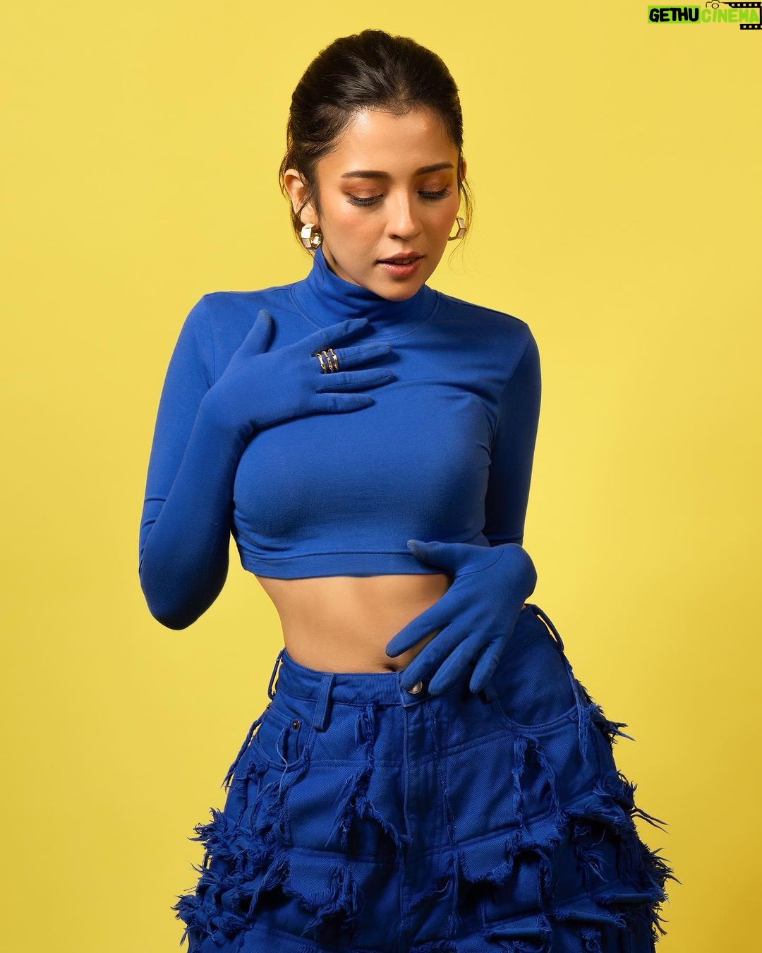 Barkha Singh Instagram - Clearly had a lot of fun with this one ππ πΈ @vaspaan_shroff Wearing @_huemn Jewellery @iblamebeads Styled by @shwetaputhhran @styledbyshwetaputhhran HMU @payalgore_ #blue #monochorme #pop #outfitinspiration #staystylish
