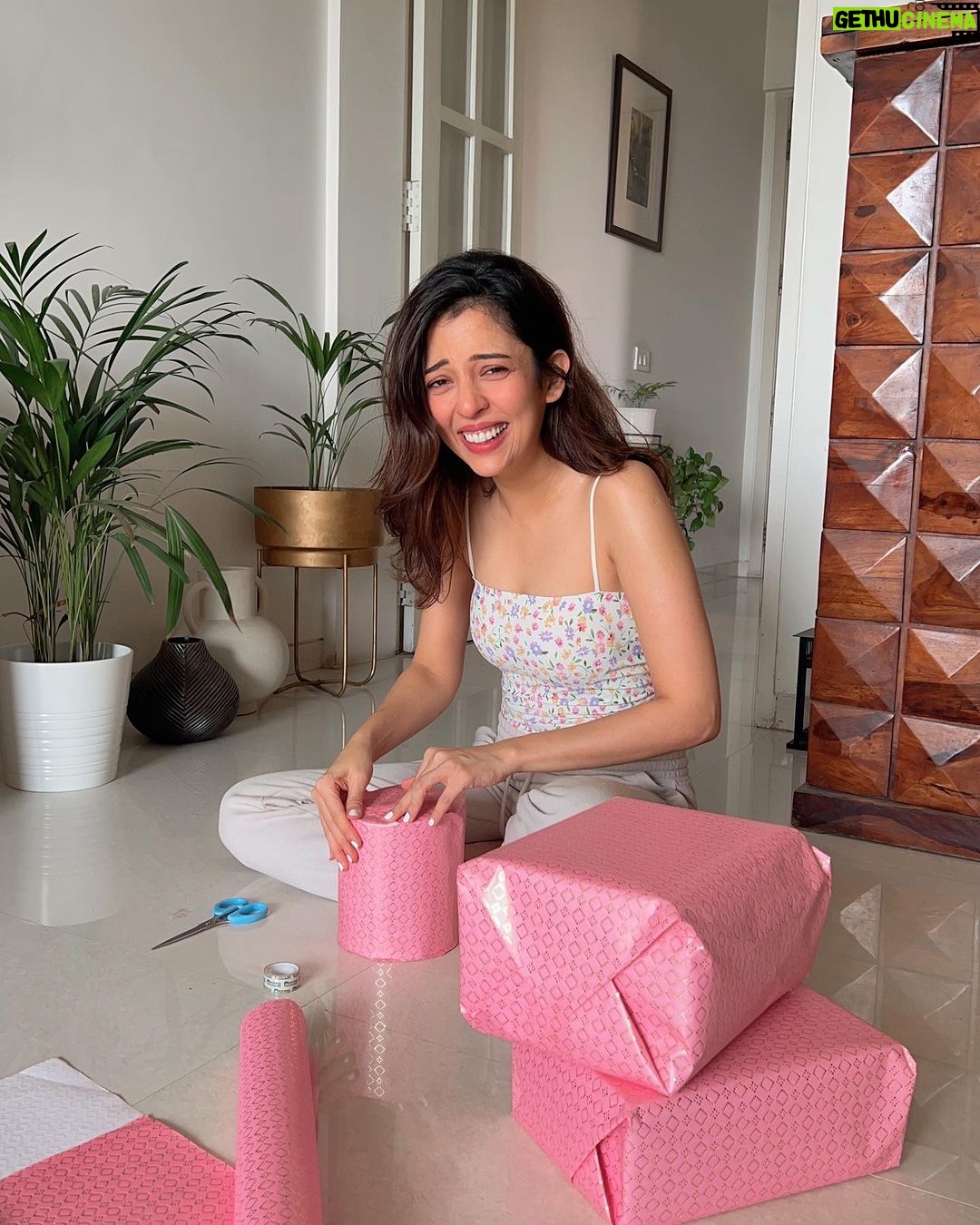Barkha Singh Instagram - GIVEAWAY ALERT ‼️ Read the steps!! 👇 After an overwhelming response on the previous #giveaway I’ve decided to do one more!! So if you missed the chance to #win the first time round now is a good time to participate! 🥳 All you have to do is follow 3 SIMPLE STEPS!💕 1) Save this post 2) Tag one person in the comments who makes you happy and make you grin like an idiot! 😃 3) Share this post on your stories (don’t forget to tag me so I know)! And of course make sure you’re following me to be eligible for this giveaway!! The giveaway hampers are filled with your favourite #skincare and #makeup brands! Good luck!🤗✨ #love #gifthampers