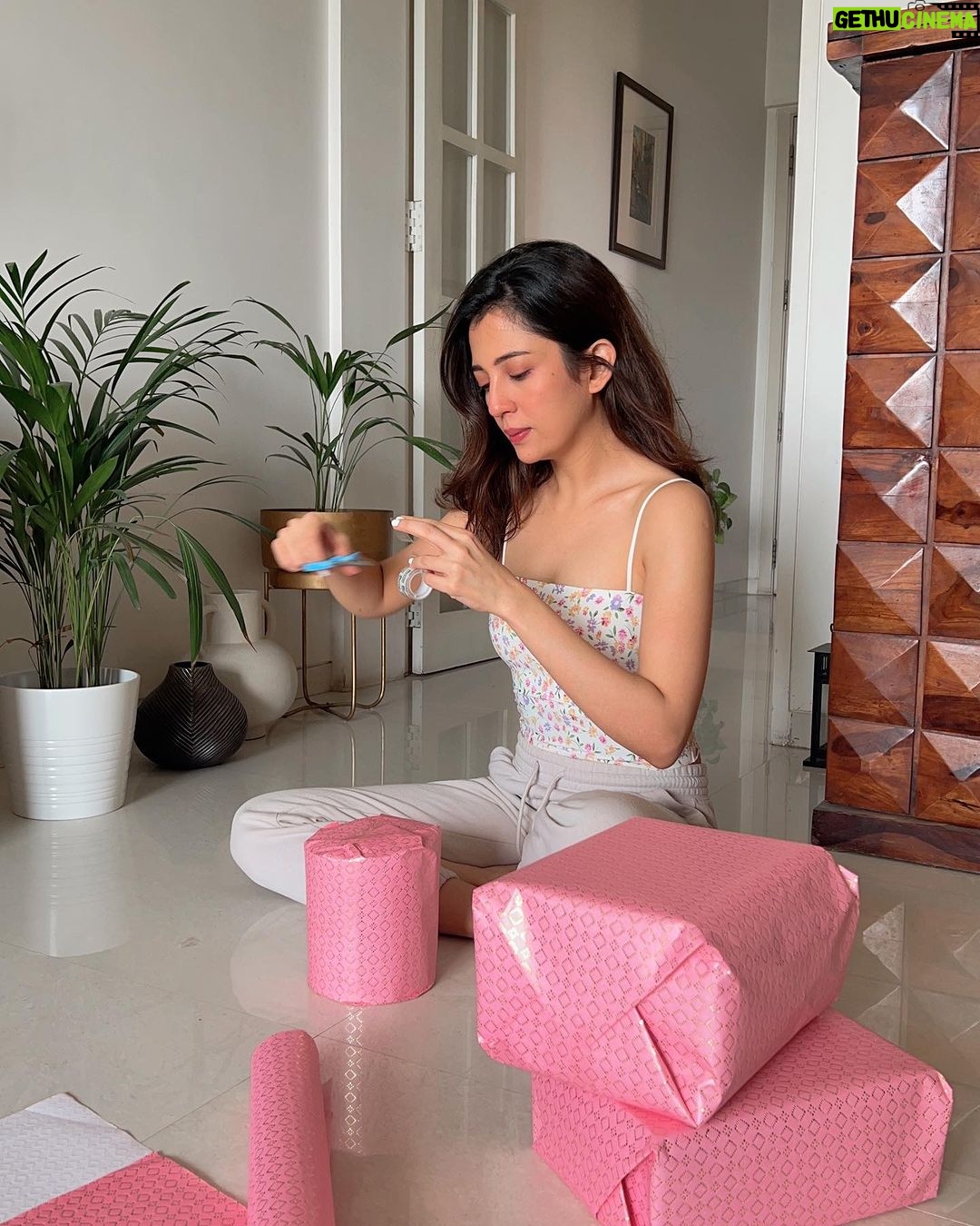 Barkha Singh Instagram - GIVEAWAY ALERT ‼️ Read the steps!! 👇 After an overwhelming response on the previous #giveaway I’ve decided to do one more!! So if you missed the chance to #win the first time round now is a good time to participate! 🥳 All you have to do is follow 3 SIMPLE STEPS!💕 1) Save this post 2) Tag one person in the comments who makes you happy and make you grin like an idiot! 😃 3) Share this post on your stories (don’t forget to tag me so I know)! And of course make sure you’re following me to be eligible for this giveaway!! The giveaway hampers are filled with your favourite #skincare and #makeup brands! Good luck!🤗✨ #love #gifthampers