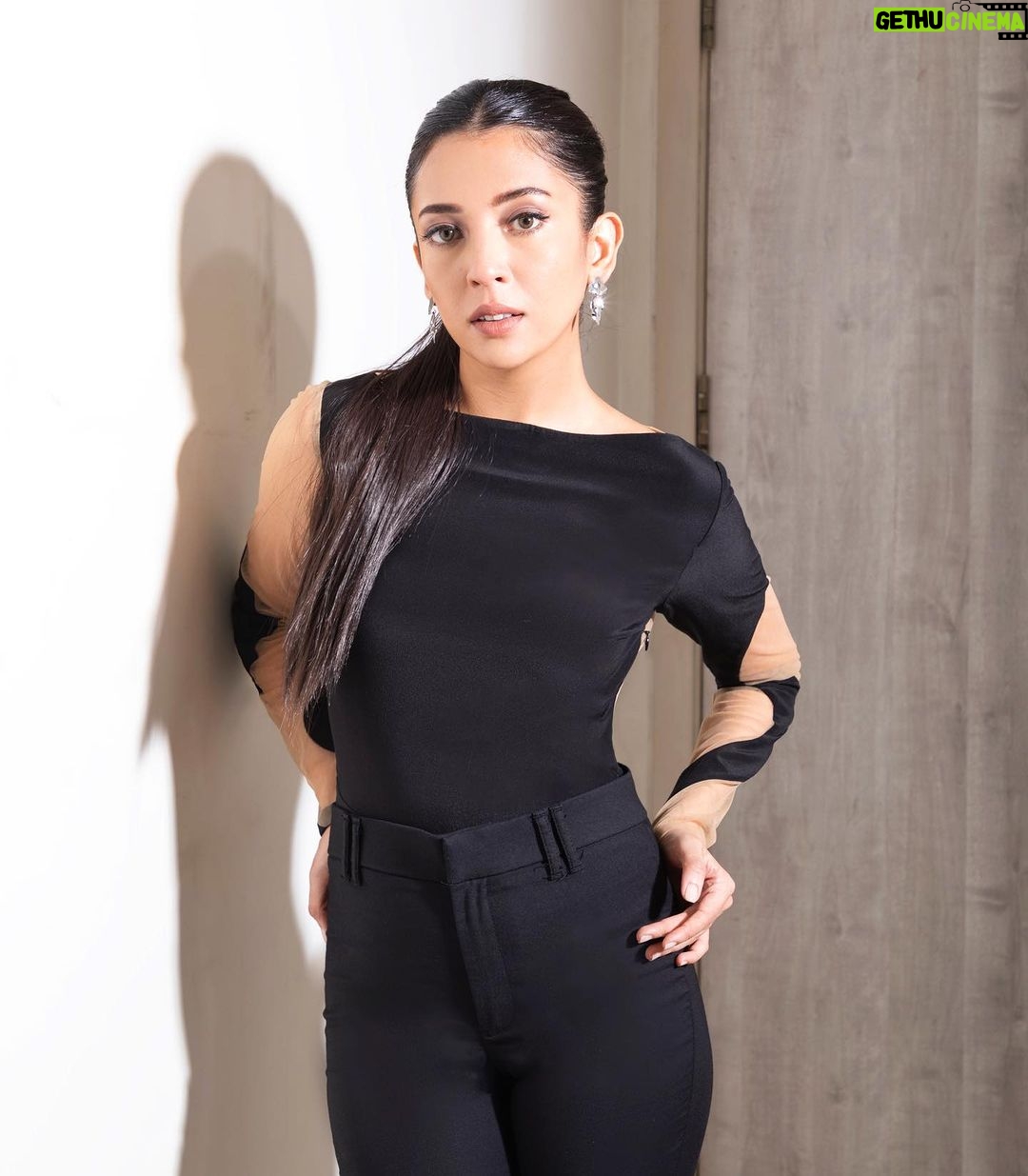Barkha Singh Instagram - πββ¬ Shot by @photographybyafn HMU team @nikkiishahofficial @mitalijoshi09 Styled by @aesana0710 Outfit courtesy @labelmannatgupta @tlmconsultancy Jewellery courtesy @gargibypng #black #outfit #blackoutfits #foryou #sleekhairstyles #allblack #outfitinspiration #staystylish #blackmagicwoman #sexyback