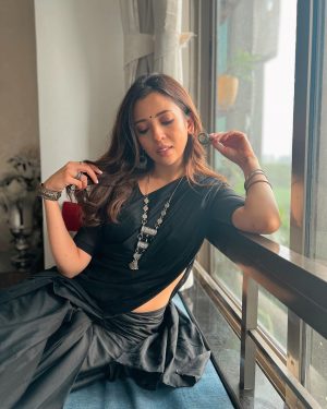 Barkha Singh Instagram - Why hadn’t anyone introduced me to a #mulmulsaree before! 😍 
Also, #silverjewellery junkies in the house? Raise your hands! 🙌

#mulmul #mulmulcotton #saree #sari