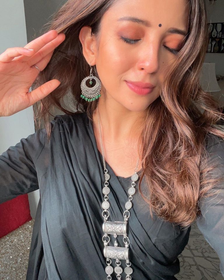 Barkha Singh Instagram - Why hadn’t anyone introduced me to a #mulmulsaree before! 😍 Also, #silverjewellery junkies in the house? Raise your hands! 🙌 #mulmul #mulmulcotton #saree #sari