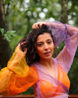 Barkha Singh Instagram - Singh-ing in the rain 🎵

📸 @aishwaryaa.nayak 
HMU @taskeen_c 
Styled by @shwetaputhhran 
Wearing @chambrayandco 
At @machanresorts 

#rains #monsoon #dancingintherain