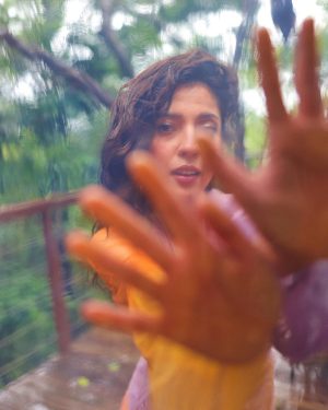 Barkha Singh Instagram - Singh-ing in the rain 🎵

📸 @aishwaryaa.nayak 
HMU @taskeen_c 
Styled by @shwetaputhhran 
Wearing @chambrayandco 
At @machanresorts 

#rains #monsoon #dancingintherain
