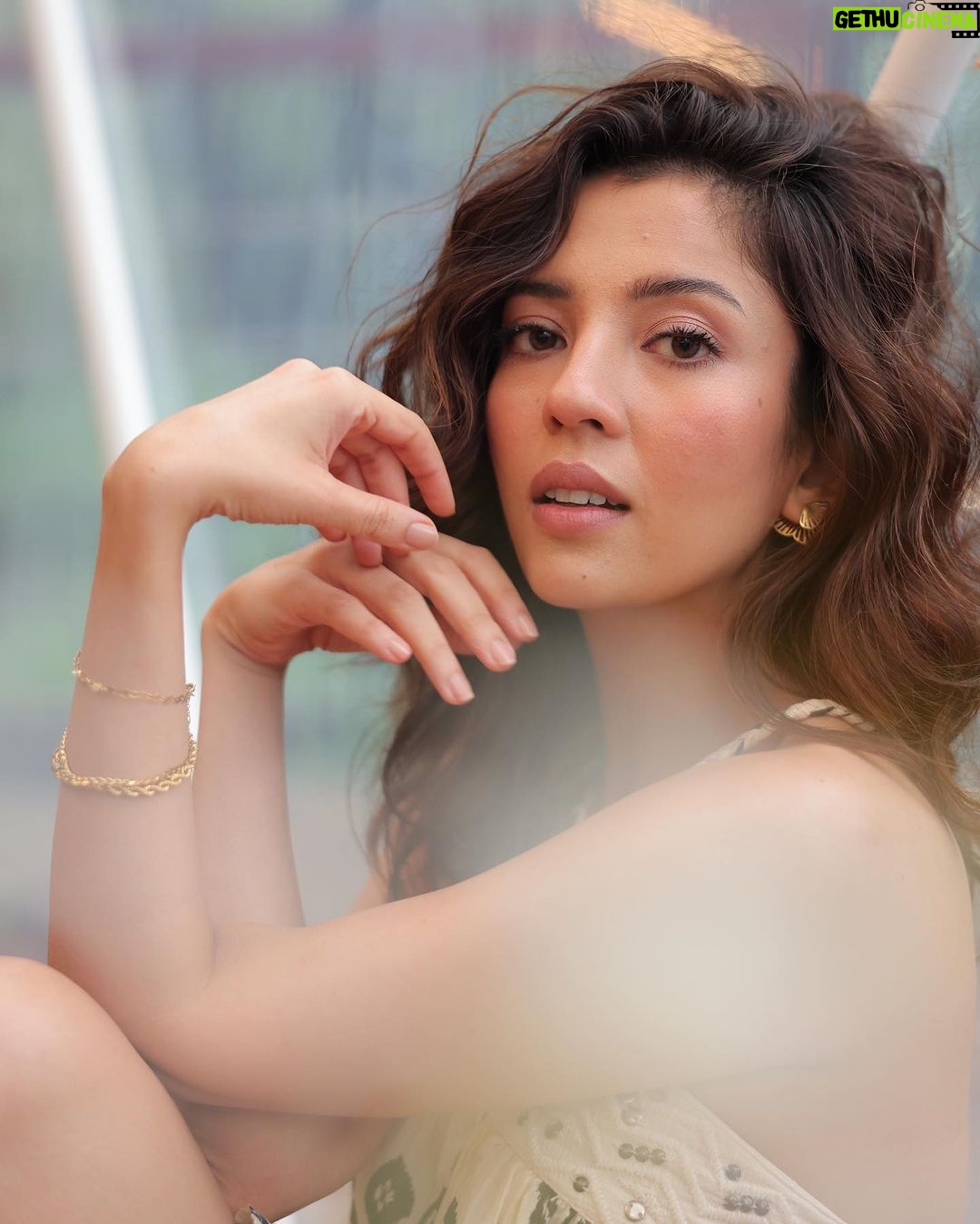 Barkha Singh Instagram - Daydreaming ✨ 📸 @aishwaryaa.nayak HMU @taskeen_c Styled by @shwetaputhhran @styledbyshwetaputhhran Jewellery @palmonas_official At @machanresorts #portraits #portraitphotography #foryou #beachwaves #naturallight #naturallightphotography