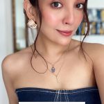 Barkha Singh Instagram - Glam with (f)rizz! 😎 #Rains make my #hair extremely #frizzy so this one is my go to #hairstyle for #Badhairdays (which is most of the #Monsoon for me lol) ✨💗 It’s great for unwashed hair and oily scalp too! 😜🙌 #GRWM