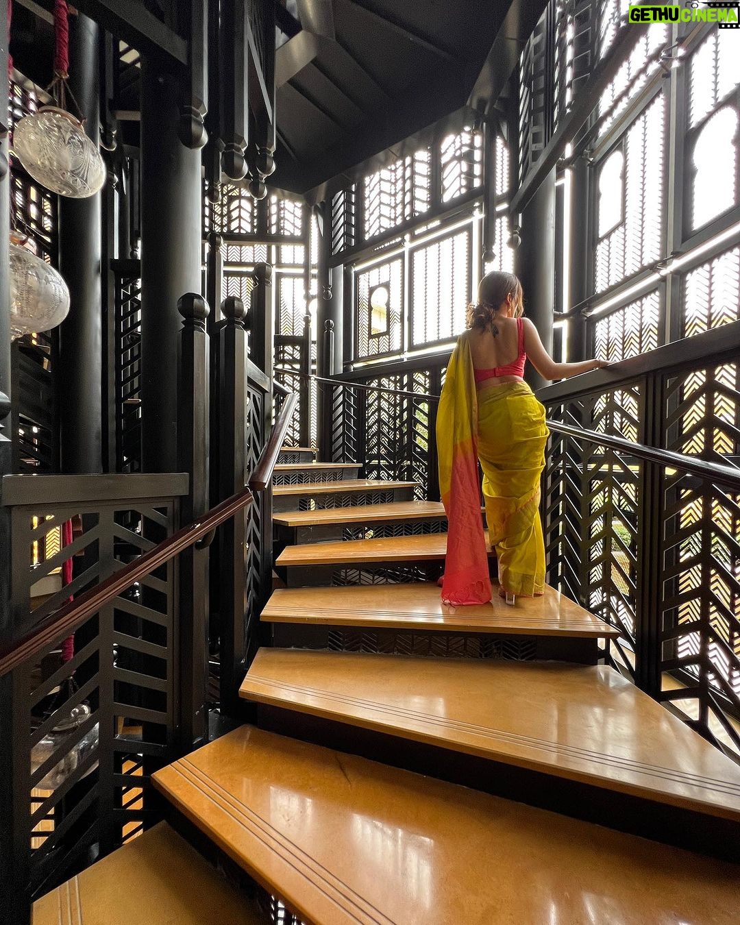 Barkha Singh Instagram - #photodump to show you glimpses of one of my favvvv properties in India @theleelapalaceudaipur #NotanAd lol 😆 The staff is young and happening, there are sooo many things to do, the food is to dieeee for and the rooms and the property is simply breathtaking 😍 Had to show you lovelies around. Swipe and enjoy 💗💗 #TheLeelapalaceUdaipur #udaipur #lakepalace #rajasthan #luxe #luxuryhotelsindia #birthdayweek #throwback #bestie #view #foodgasm #foryou #cocktailclasses #love The Leela Palace Udaipur