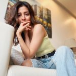 Barkha Singh Instagram - How it always ends…. “Show?!” 😅 #weekend #saturday #phonephotography #denims #basics #weekendvibes #carouselpost Mumbai - मुंबई
