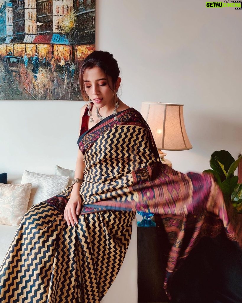 Barkha Singh Instagram - Mom ki sari and behen Ki silver jewellery pehenne mein jo mazaa aaya 😜 #sari #saree #indianwear #traditional #traditionalwear #mummykisaree #silverjewellery #sister #sareenotsorry