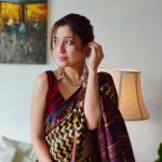 Barkha Singh Instagram - Mom ki sari and behen Ki silver jewellery pehenne mein jo mazaa aaya 😜 #sari #saree #indianwear #traditional #traditionalwear #mummykisaree #silverjewellery #sister #sareenotsorry
