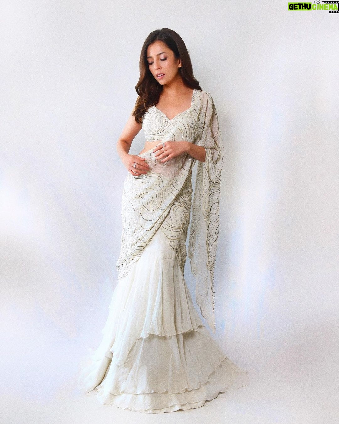 Barkha Singh Instagram - Some candid, some posed… #Sari is my favourite, unopposed! 🤍😁 📸 @sarrikaaaaaa Wearing @charuandvasundhara @dipublicrelations Styled by @shwetaputhhran Hair @tanzz__1910_ MUA @makeupby_sejall_ #saree #indianwear #whitesaree #ethnicwear #indiandesigners
