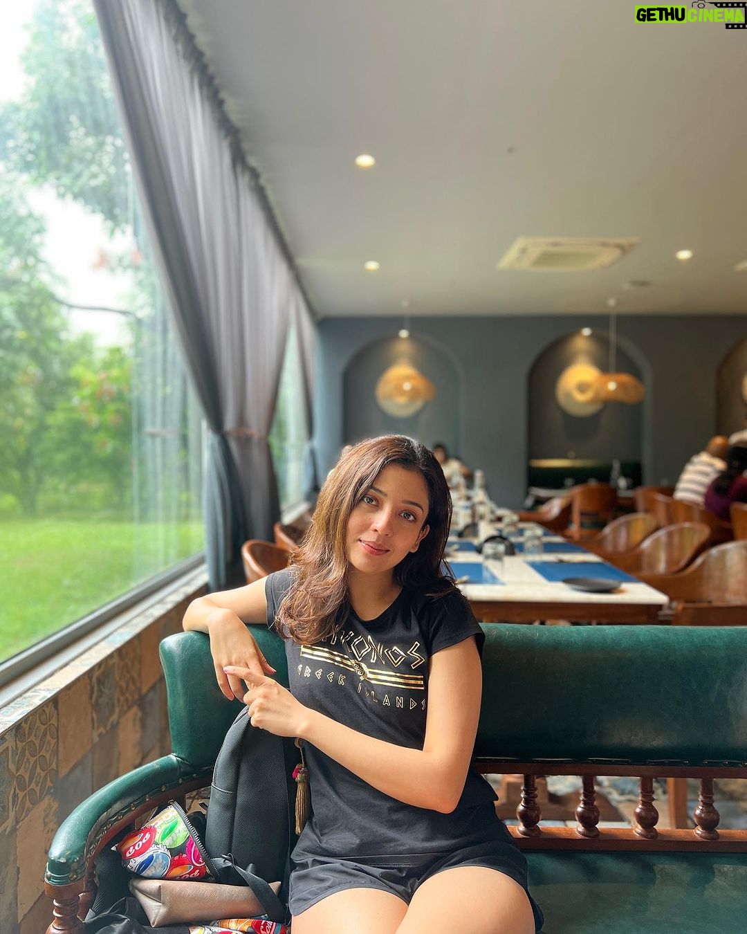 Barkha Singh Instagram - #photodump of a rainy #getaway with my cousins and childhood friend just 90 kms from #mumbai on the banks of #VaitarnaRiver at @anchaviyo ποΈ This is a cute little resort in the lap of nature, nothing too fancy but a great place to detach from the world! #nature always has its way of healing, relaxing and rejuvenating the mind, body and soul ππΏ Anchaviyo
