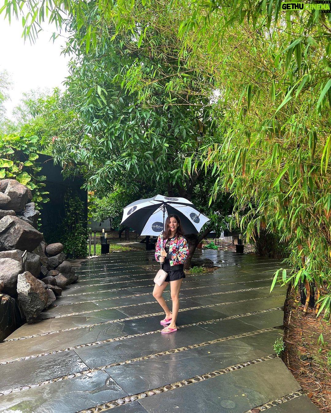 Barkha Singh Instagram - #photodump of a rainy #getaway with my cousins and childhood friend just 90 kms from #mumbai on the banks of #VaitarnaRiver at @anchaviyo ποΈ This is a cute little resort in the lap of nature, nothing too fancy but a great place to detach from the world! #nature always has its way of healing, relaxing and rejuvenating the mind, body and soul ππΏ Anchaviyo