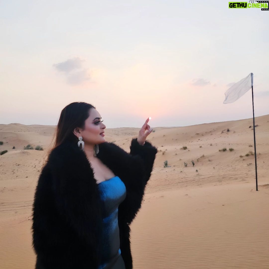 Bebika Dhurve Instagram - I touched the sun and ate it later... Hui subaah mei jal gayi Sooraj ko mein nigal gayi....πππ€©β€οΈβ€οΈπ₯π₯π₯π₯π«π«π« #bebika #bebikadhurve #reelitfeelit #sunburnt #shoot #musicvideo #songs #video #blackoutfit #blue #botiboti #bbott2