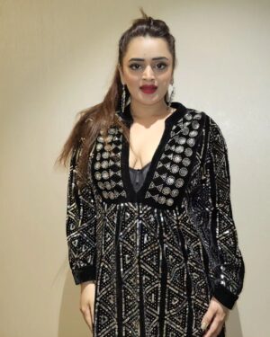 Bebika Dhurve Instagram - "People are like stained -glass windows.
They sparkle and shine when the sun is out, but when the darkness sets in, their true beauty is revealed only if there is a light from within.."

-Elizabeth Kubler

#bebikadhurve
#bebika #reelsinstagram #post #beauty #dark #sparkle #concert #glamourshoot #glitterbug #botiboti #bbott2 #redlips