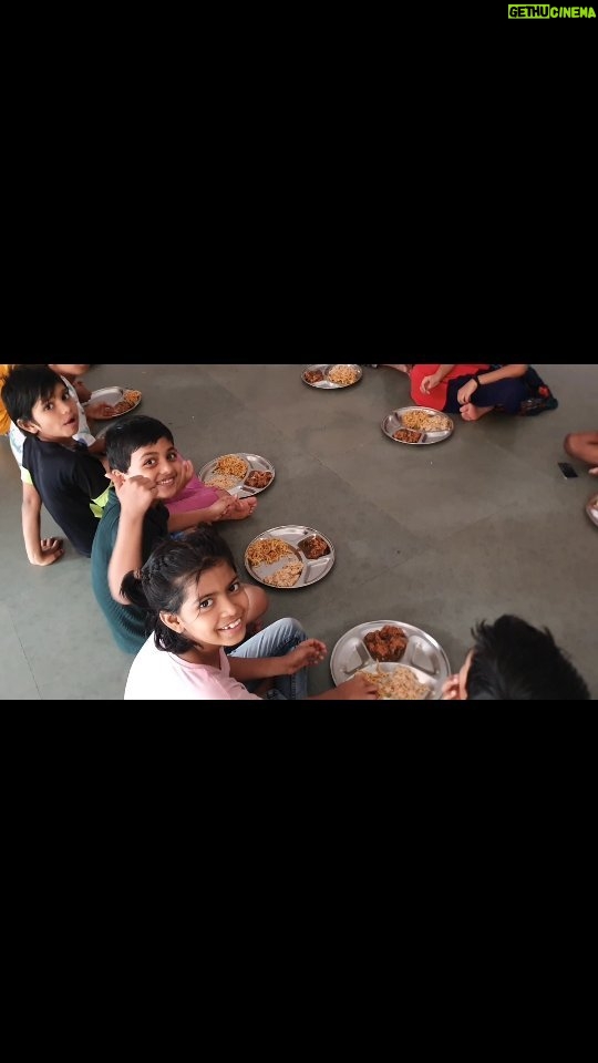 Bebika Dhurve Instagram - "We make a living by what we get, but we make a life by what we give" -WINSTON CHURCHILL Those smiles on the faces of these little angels have overwhelmed my heart ❤️ ... I pray and wish for the best life for them .. Watching others Rise and Shine is the biggest joy...