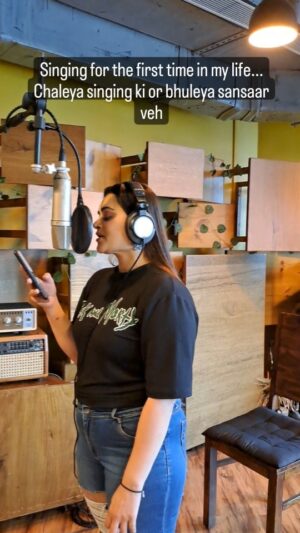 Bebika Dhurve Instagram - #BOTI BOTI IN PROCESS...
This is my first ever song 
First ever time singing
May God be with us and always bless us
To my gang and fans...
Apka pyaar barsaiyee aur hamesha sath dijiyega..
Dhanyawaad🙏🙏🙏