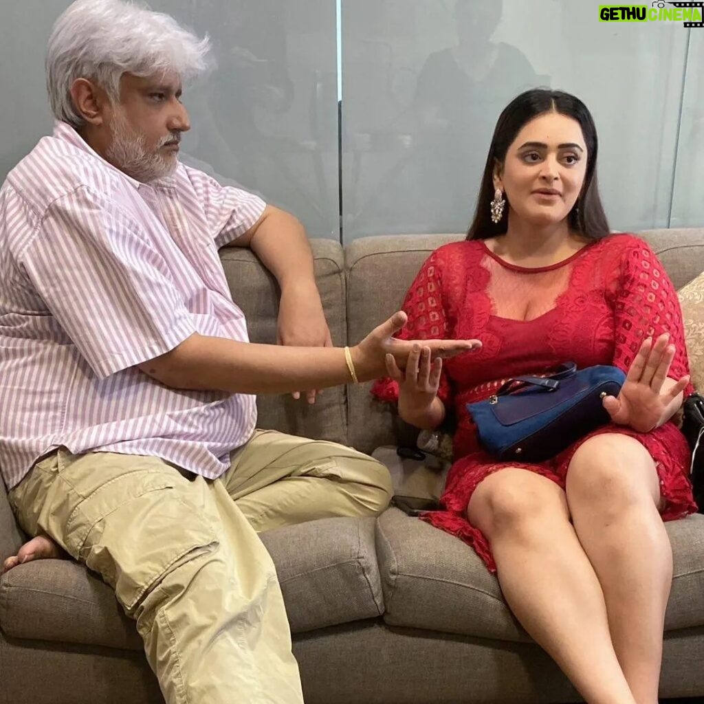 Bebika Dhurve Instagram - Two or more people actually engaged in the pursuit of a definite purpose with a positive mental attitude, constitute an unbeatable force What a Miraculous day Got the privilege to palm read @vikrampbhatt @maheshfilm @poojab1972 And my fortune reading was done by @vikrampbhatt sir at the end of the session I have embarked not just pearls of wisdom but pathways to real life ... I believe I am blessed ❤❤ WHAT A MASTERMIND💫💫💫💯💯💯💥💥💥 #botiboti #boti