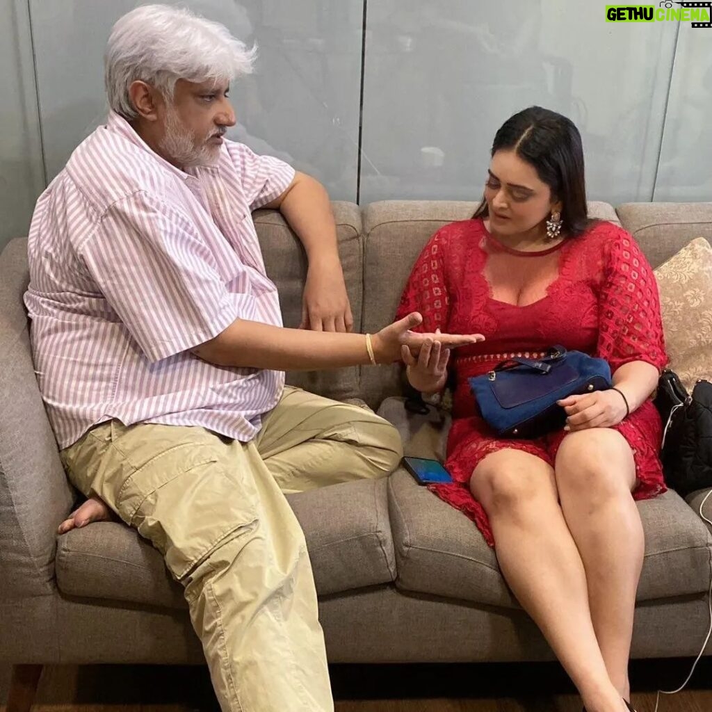Bebika Dhurve Instagram - Two or more people actually engaged in the pursuit of a definite purpose with a positive mental attitude, constitute an unbeatable force What a Miraculous day Got the privilege to palm read @vikrampbhatt @maheshfilm @poojab1972 And my fortune reading was done by @vikrampbhatt sir at the end of the session I have embarked not just pearls of wisdom but pathways to real life ... I believe I am blessed ❤❤ WHAT A MASTERMIND💫💫💫💯💯💯💥💥💥 #botiboti #boti