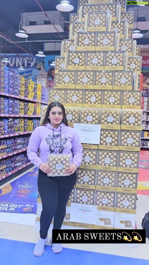 Bebika Dhurve Instagram - Aap jo khate ho wahi hote ho You are what you eat 😍😍 @arab.sweets 9 branches across UAE and growing A one stop solution to my sugar craving and snacking paradise.... #bebika #bebikadhurve #bebaki #BOTIBOTI #bbott2 #glam #sweet #sugarcookies #sugar #nice #happy #vibes Dubai, United Arab Emirates