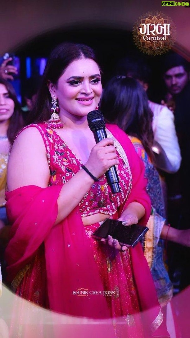 Bebika Dhurve Instagram - Too late to post.... But the vibe❤️❤️❤️❤️ was so real, warm ... What Goes around and comes around is not KARMA.. It's Garba Dandiya.... Watch me sing in ...gujrati ....😍😍😍 Hu tammnanee badaaneee prem karu chu. ....❤️❤️❤️ ❤️❤️❤️💫💫💫 Immense love and blessing to Gujrat❤️ #bebika #bebikadhurve #botiboti #bbott2 #biggboss #Glamour #Garba #Dandiya #navratri #pink #love #fans #meetup #gatherings #festivals #beauty #hotnessoverload #sing #shine #prosper #Godbless