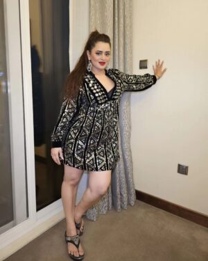 Bebika Dhurve Instagram - "People are like stained -glass windows.
They sparkle and shine when the sun is out, but when the darkness sets in, their true beauty is revealed only if there is a light from within.."

-Elizabeth Kubler

#bebikadhurve
#bebika #reelsinstagram #post #beauty #dark #sparkle #concert #glamourshoot #glitterbug #botiboti #bbott2 #redlips