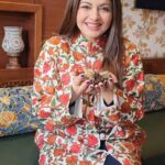 Bhagyashree Instagram - #tuesdaytipswithb Himalayan Morrels (mushroom) are known for their medicinal value. Found in the valleys of Kashmir. Full of nutrition, fiber and vitamin A, B, D, selenium, copper, potassium, phosperous and more. An ideal health food, it is also used for reduction joint pain, to heal wounds and for gastric problems. They are low in calories , carbohydrates and are fat free.... an ideal choice not only for vegetarians but also for weight watchers. So forget the designer Gucci and have the asli Indian one ! #guchhi #himalayanmorrels #kashmir #staplefood #healthytips #health #everydaytips #vitamins #healthfood #diet #weightloss #foodhacks #foodoftheday #nutrition #healthyfood #healthhacks #goodhealth #eatwell #nutritious #womenshealth @welcomhotel Srinagar, Jammu and Kashmir