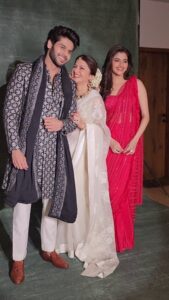 Bhagyashree Instagram - Kabhi haan kabhi na !! . Group shoot ka #bts... the madness behind the scenes🤪 #familygoals #family #mykidsmyworld #mybachhas #shootmode