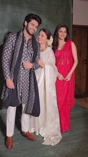 Bhagyashree Instagram - Kabhi haan kabhi na !!

.
Group shoot ka #bts... the madness behind the scenes🤪

#familygoals #family #mykidsmyworld #mybachhas #shootmode
