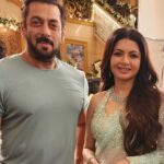 Bhagyashree Instagram - Mera dost ! Dost ko pyaar bhara "Happy Birthday" Be happy always❤️ @beingsalmankhan #birthdayboy #birthday #birthdaywishes #foreverwaalidosti #salmankhan