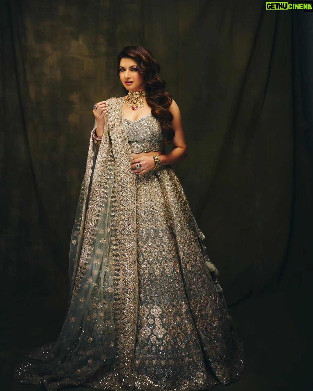 Bhagyashree Instagram - B the queen always. . . #shinebright #bebeautiful #traditional #lovethelook #dressedup #shimmernshine #beyourownkindofbeautiful 📷 @rohnpingalay Stylist @krishi1606 Outfit @kalighataindia jewellery @angelzbypreetibedi Makeup @elvismakeupartist Hair @sunny_hairr