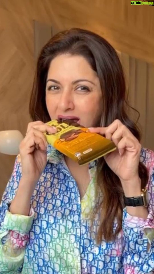 Bhagyashree Instagram - Chocolate lovers can celebrate ! Today's #tuesdaytipswithb is all about the benefits of chocolate for your skin. #chocolate #chocolovers #skinbenefits #tipsforgoodskin #tipsforhealth #healthytips #health #everydaytips #foodhacks #foodoftheday #nutrition #healthyfood