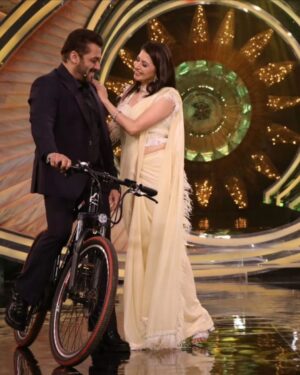 Bhagyashree Instagram - Mera dost !
Dost ko pyaar bhara "Happy Birthday"
Be happy always❤️ @beingsalmankhan

#birthdayboy
#birthday #birthdaywishes #foreverwaalidosti #salmankhan