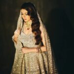 Bhagyashree Instagram - B the queen always. . . #shinebright #bebeautiful #traditional #lovethelook #dressedup #shimmernshine #beyourownkindofbeautiful 📷 @rohnpingalay Stylist @krishi1606 Outfit @kalighataindia jewellery @angelzbypreetibedi Makeup @elvismakeupartist Hair @sunny_hairr