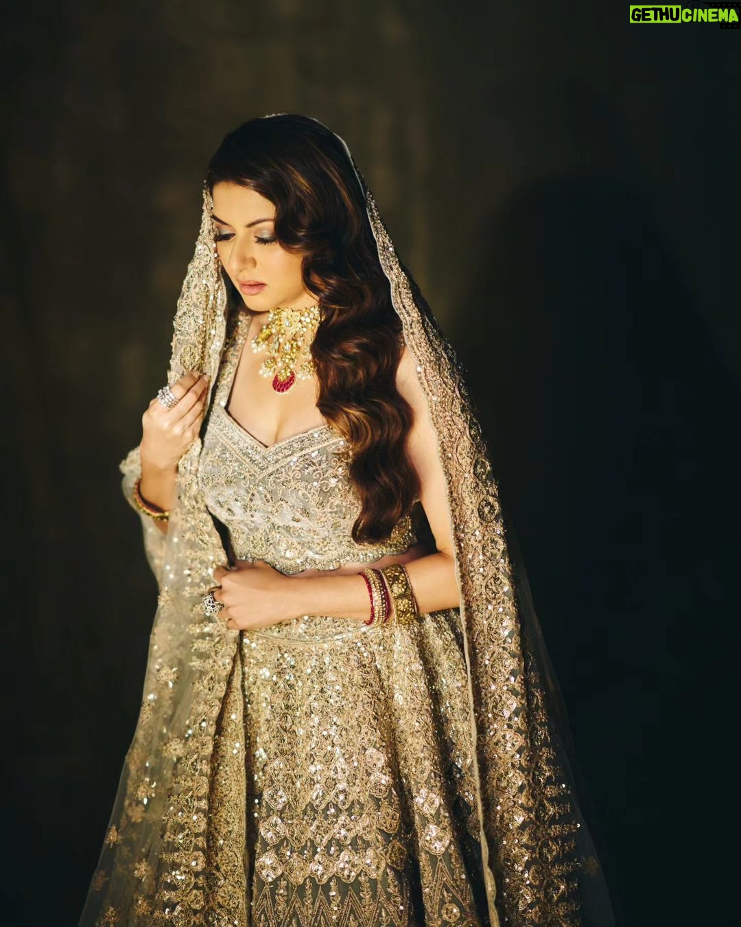Bhagyashree Instagram - B the queen always. . . #shinebright #bebeautiful #traditional #lovethelook #dressedup #shimmernshine #beyourownkindofbeautiful 📷 @rohnpingalay Stylist @krishi1606 Outfit @kalighataindia jewellery @angelzbypreetibedi Makeup @elvismakeupartist Hair @sunny_hairr