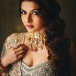 Bhagyashree Instagram - B the queen always. . . #shinebright #bebeautiful #traditional #lovethelook #dressedup #shimmernshine #beyourownkindofbeautiful 📷 @rohnpingalay Stylist @krishi1606 Outfit @kalighataindia jewellery @angelzbypreetibedi Makeup @elvismakeupartist Hair @sunny_hairr