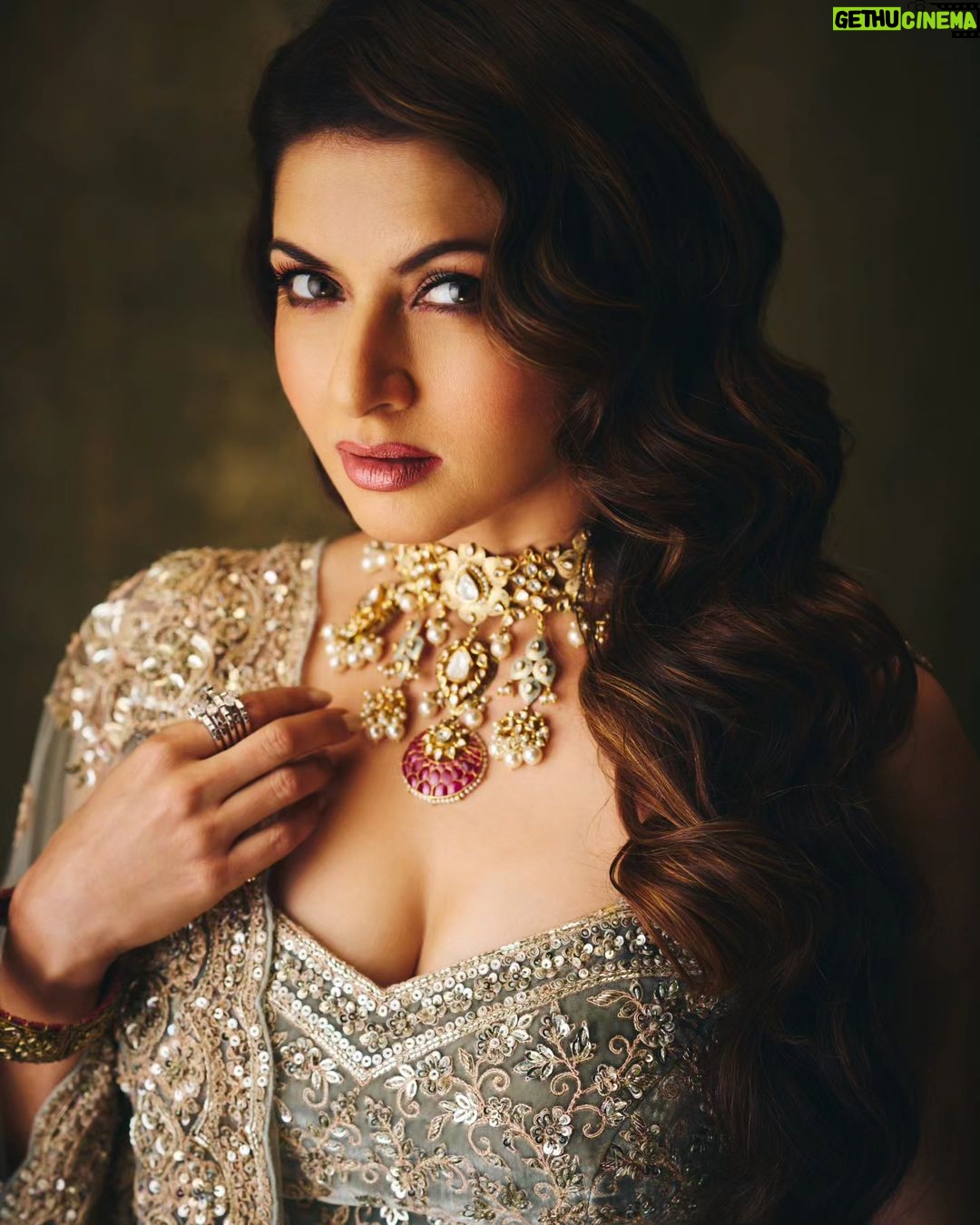 Bhagyashree Instagram - B the queen always. . . #shinebright #bebeautiful #traditional #lovethelook #dressedup #shimmernshine #beyourownkindofbeautiful 📷 @rohnpingalay Stylist @krishi1606 Outfit @kalighataindia jewellery @angelzbypreetibedi Makeup @elvismakeupartist Hair @sunny_hairr