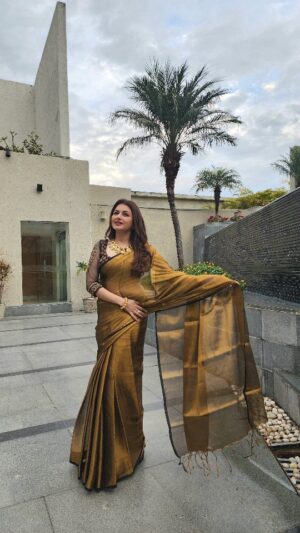 Bhagyashree Instagram - Sunhere pal !

Stylist - @roshni0819
Outfit - @hutsandlooms 
#saree #sari #shinebright #bebeautiful
#sareelove #traditional #lovethelook #beyourownkindofbeautiful