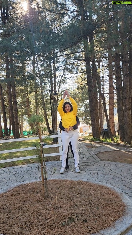 Bhagyashree Instagram - Try try try !! I thought this would be the simplest reel to do with my camera shy sis in law...but the brain/hand co ordination went for a toss and we had a laugh trying to remember the claps !! Do try it.. its great fun. Let me know how it went.😅😜 #funreels #clap #reeling #reelingit #sisterinlaw @vanita.sanghvi