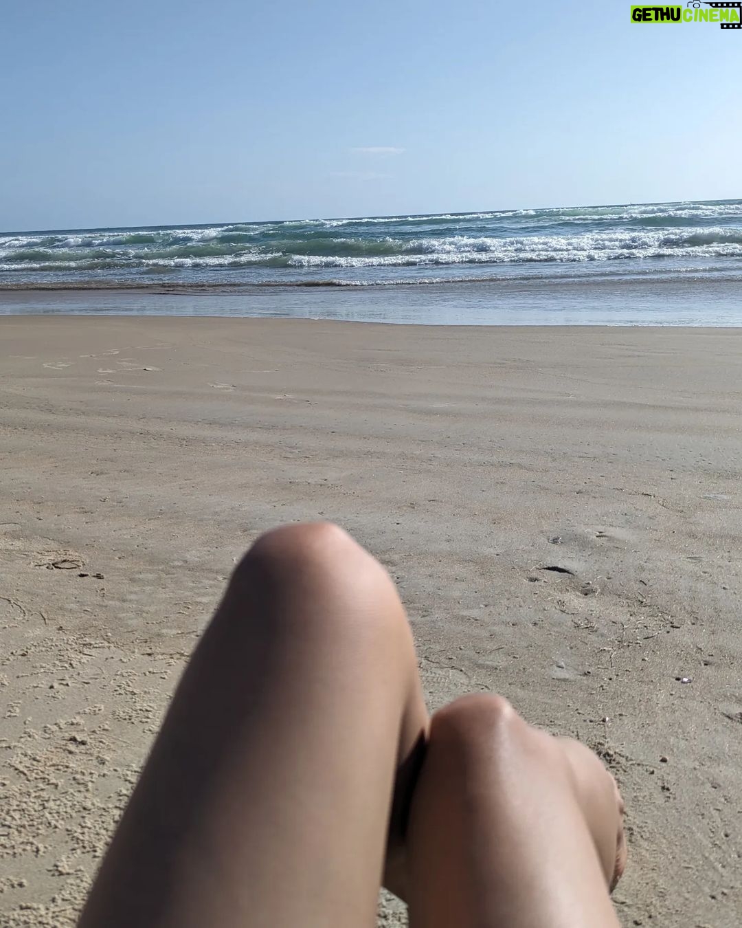 Bhagyashree Limaye Instagram - Sunshine, warmth and memories! #august 🏝️☀️
