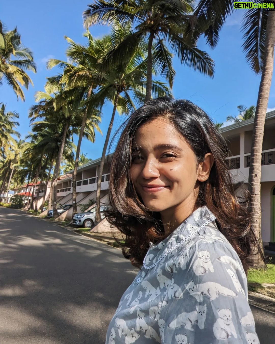 Bhagyashree Limaye Instagram - Sunshine, warmth and memories! #august 🏝️☀️