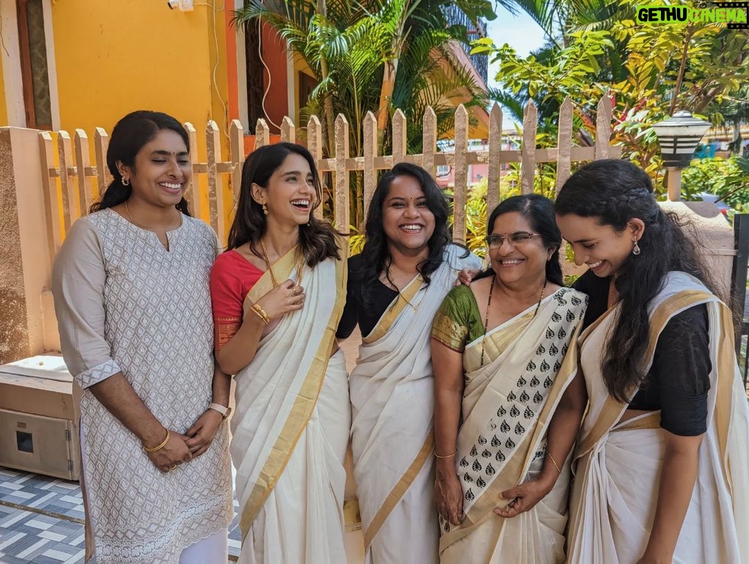 Bhagyashree Limaye Instagram - Family, friends, love, laughter, good food, happy tummies made onam wonderful 🌼 #onam