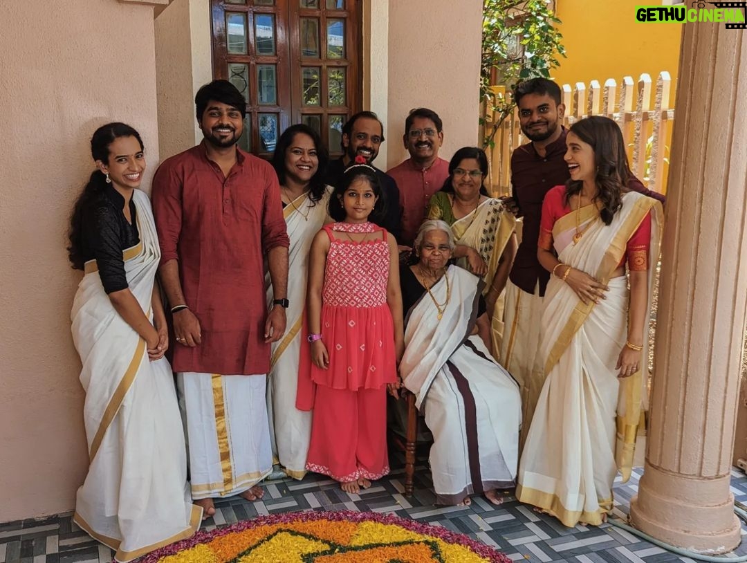 Bhagyashree Limaye Instagram - Family, friends, love, laughter, good food, happy tummies made onam wonderful 🌼 #onam