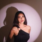 Bhagyashree Limaye Instagram - Have been wanting to use this track for so long 🫶 . . #reelit #blacklovers #ootd #weekend #sunday #love #bts