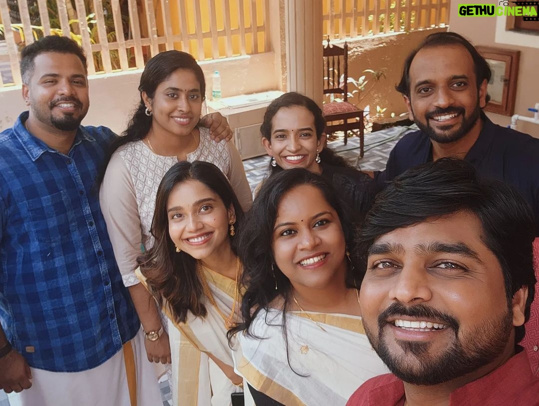 Bhagyashree Limaye Instagram - Family, friends, love, laughter, good food, happy tummies made onam wonderful 🌼 #onam